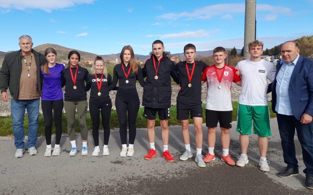 ŠKOLSKO NATJECANJE U KROSU UZ RIJEKU GACKU