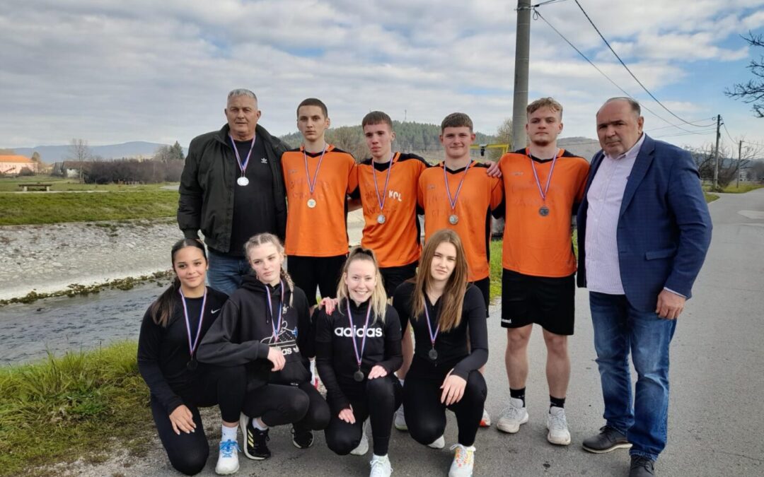 OVE GODINE SA SREBROM OKO VRATA