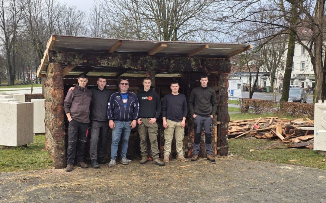 ŠUMARSKI TEHNIČARI IZRADILI VELIKE DRVENE JASLICE