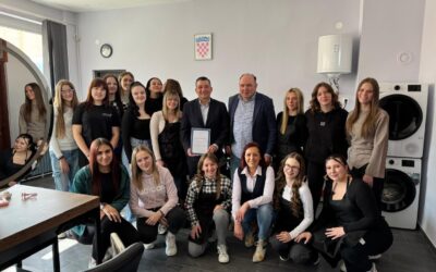 NAŠ GRADONAČELNIK U FRIZERSKOM PRAKTIKUMU